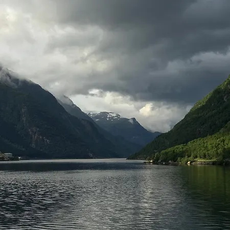 Trolltunga Хостел *
