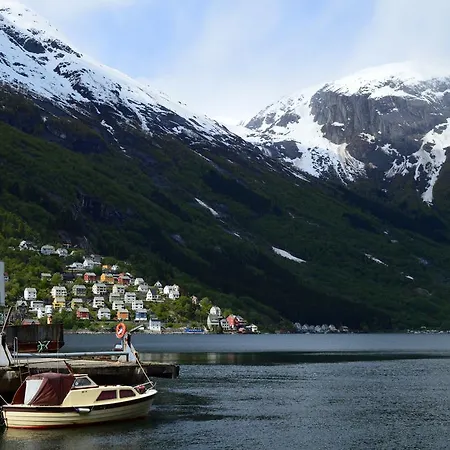 Trolltunga Hostel *